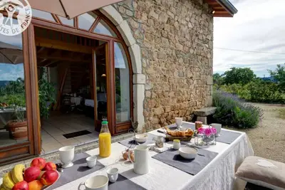 Gîte avec cheminée, jardin et wifi aux Salles