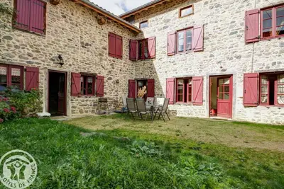 Gîte charmant avec cheminée, terrasse, et jardin privé à Saint-Just-en-Bas