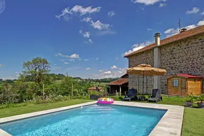 Image de Gîte avec piscine, cheminée, jardin, et animaux acceptés