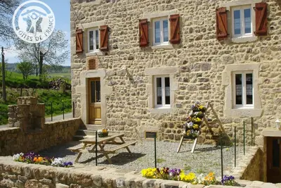 Image de Gîte spacieux avec terrasse, poêle à bois, parking privé, et jardin fermé, animaux acceptés