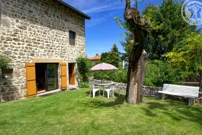 Image de Gîte familial en pierre avec jardin, près des chemins de randonnée et forêts, idéal détente et nature