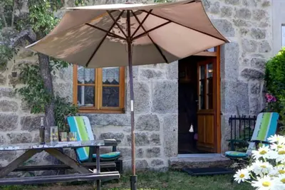 Maison en pierres, restaurée, 2 chambres, village pittoresque, proche nature, charges incluses, animaux Ok