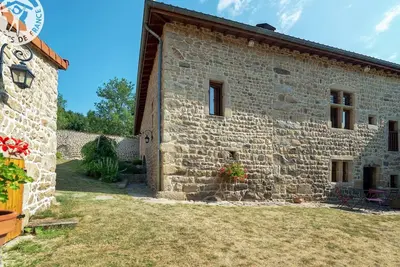 Gîte confortable avec jardin, cheminée, et wifi à Montarcher