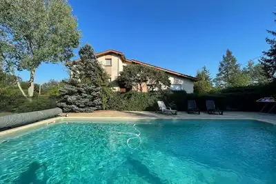 Image de Villa d'architecte 200m² avec piscine privative, terrain 2800m², proche Loire, idéale familles