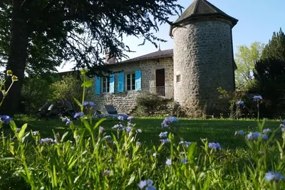 Gîte charmant avec cheminée et jardin à Marlhes, proche commodités et sentiers de randonnée