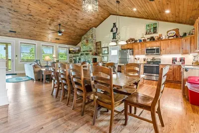 Image de Ce chalet a une belle grande travail de la pierre pour vous donner cette sensation Montagne