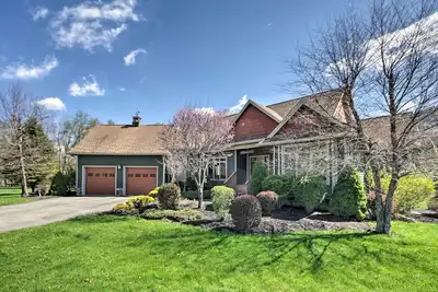 Image de Nouveau! Maison w / Deck, Fire Pit - 15 minutes Ă raquettes!