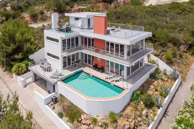 Image de Superbe villa \"en verre\" de 3 chambres avec vue panoramique et piscine à débordement