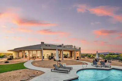 Image de Maison de luxe sur 40 acres w / Pool, Putting Green, Rooftop & Trails par AvantStay