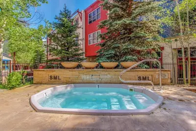Image de Marchez sur les pentes de ce River Run Village Condo! Billets de remontée à prix réduit.