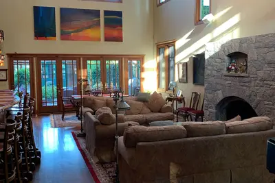 Image de Maison exécutive à un pâté de maisons de l'Université