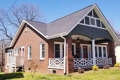 Image de Bungalow historique et élégant de B-Town