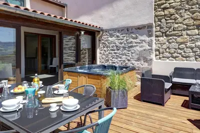 Gîte de Charme avec Spa, Hammam et Vélo Électrique près du Parc du Pilat