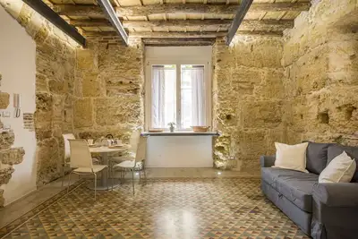 Image de Maison élégante devant la Casa Professa