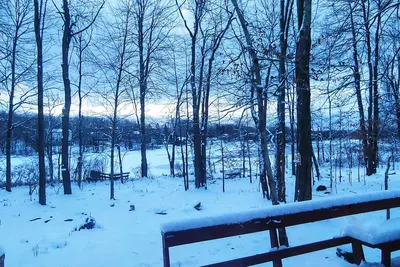 Image de Chalet au bord du lac confortable près de Camelback! Venez profiter du lac ou de la neige.