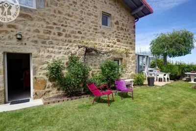 Image de Gîte de charme à Marols avec jardin, cheminée, wifi et équipements pour toute la famille