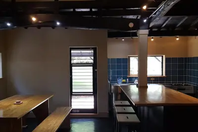 Image de Une usine de kimono de la période Taisho avec vue sur la mer restaurée selon les normes les plus élevées.