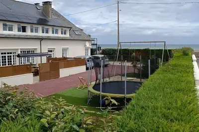 Image de Apt 75 m2, Plage du Débarquement, 30m mer 6 per 2 Sdb 3 Ch, au Rdc cuisine d'été