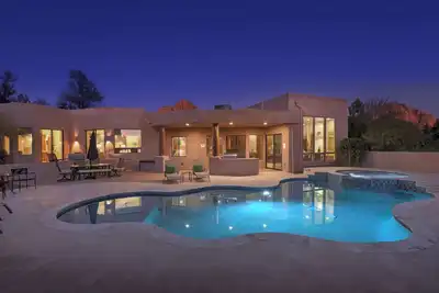 Image de Luxe Resort Style Home - Superbes vues sur les roches rouges, piscine de sel, jacuzzi, foyer