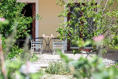 Maison familiale avec vue sur le jardin ensoleillé