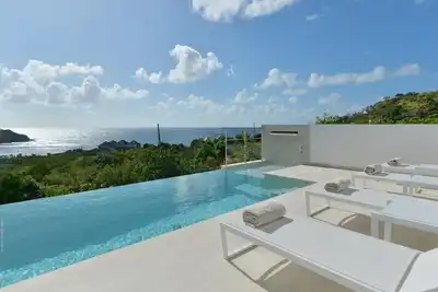 Image de Grande et élégante piscine avec terrasse, vue sur la mer, restaurant Al Fresco, terrasse et espace barbecue