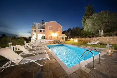 Image de Eleonas: élégante villa près d'Ipsos, A / C, WiFi