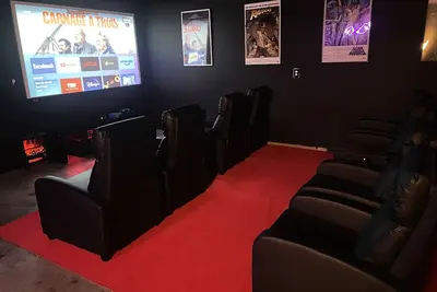 Image de Bachelorette fiesta de luxe avec 2 toits - 20 invités, 6br, 7ba - Vue sur le centre-ville