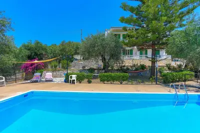 Image de Frangiskos Ena: Apt privé, piscine partagée. WiFi, A / C, près de la mer.