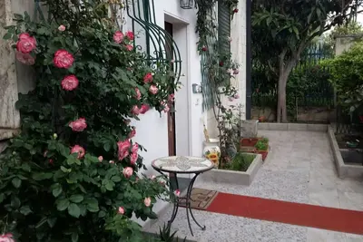 Image de Grand appartement dans une villa individuelle avec jardin