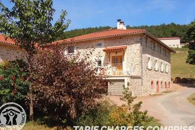 Image de Gîte spacieux avec 6 chambres, cheminée et terrain de pétanque en pleine campagne