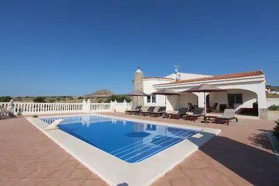 Image de Villa avec une grande piscine privée et vue panoramique sur la côte!