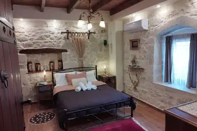 Image de Maison traditionnelle très calme dans la nature, entourée d'oliviers