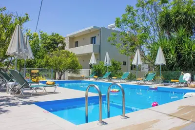 Image de Nouveau complexe de 10 chambres, avec piscine privée, barbecue!