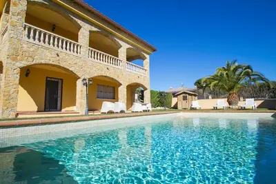 Image de Club Villamar - Jolie villa avec piscine privée et jardin, située dans un quartier à 4km de la pl. . .