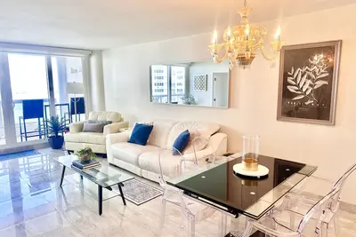 Image de Luxury Bay View Condo, spacieux 2/2 Rénové Nouveau!