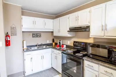 Image de Pittoresque 2 chambres, 1 suite de bain au coeur de toute l'action.