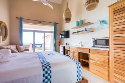 Studio de luxe en bord de mer avec bar dans la piscine