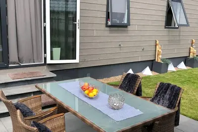 Image de Maison de vacances avec équipement de pointe, à seulement 5 minutes à pied de la plage, chiens autorisés