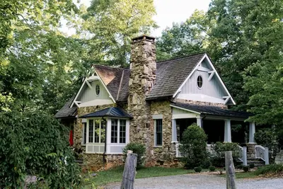 Image de \"The Hope House\" Luxe, décoré par un designer, construit sur mesure - minutes pour Clayton!