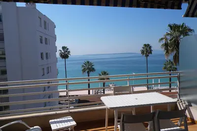Magnifique  vue  Mer Tout confort. Climatisé. 50 m de la plage. Wifi  et Freebox