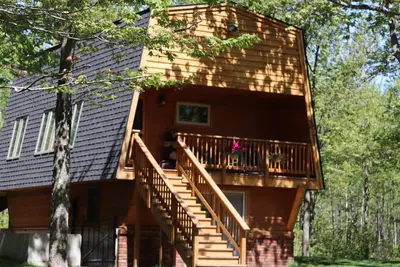 Image de Chalet dans les bois sur 30 acres boisés avec des sentiers pédestres.