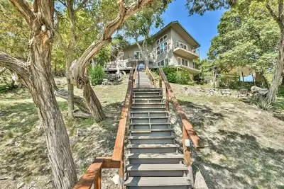 Image de Grande maison au bord de l'eau avec de nombreuses activités en plein air et en salle.