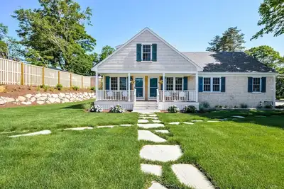 Image de New Cape Style Beach Home, à quelques pas de Snug Harbour