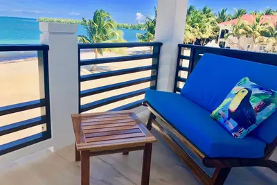 Image de Cabana de luxe en bord de mer avec bar dans la piscine