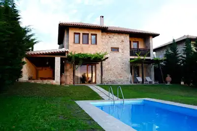 Image de Villa de trois chambres avec piscine privée