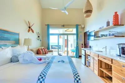 Image de Studio de luxe en bord de mer avec bar dans la piscine