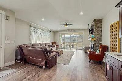 Image de Maison acceptant les chiens avec une vue magnifique sur le lac et une terrasse spacieuse - près du casino et de la ville!