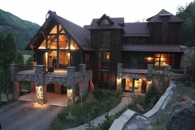 Image de East End 5br maison de luxe w / Views, Home Cinéma Rm, Hot Tub & Services Galore!