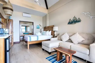 Studio de luxe en bord de mer avec bar dans la piscine