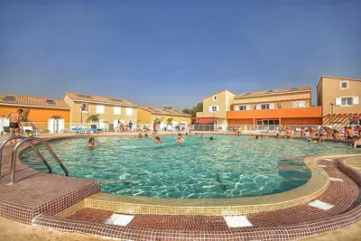 Image de Maison cosy avec accès Salle de Fitness + Piscine extérieure!